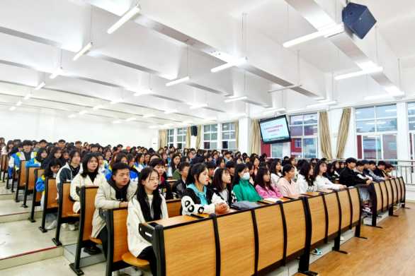 为进一步强化校园安全,增强师生安全防范意识,营造和谐、安全、健康、文明的校园氛围,3月9日,学院文化艺术系党支部在教学楼五楼阶梯教室,组织开展了系部2022年春季学期学生安全教育大会。